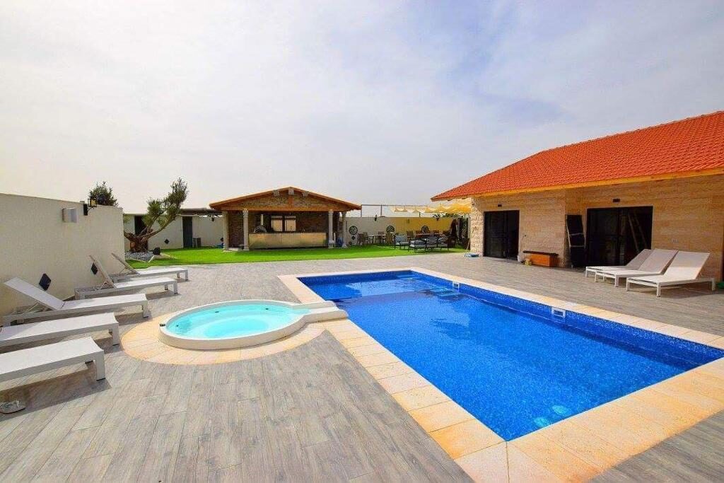 הבריכה ורחבת האירועים